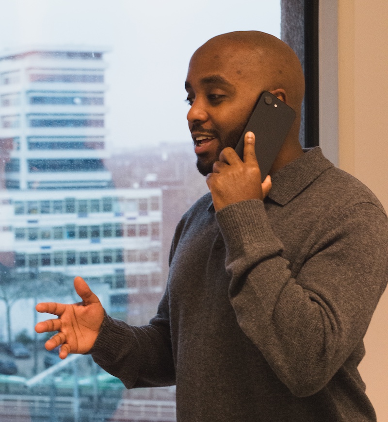 Iwan van WY.ADVIES aan de telefoon